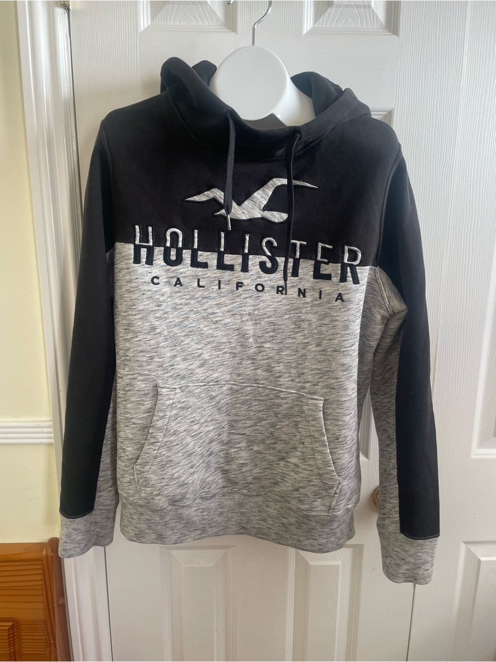 Hollister Men's Black and Gray Crewneck Pullover Sweatshirt
